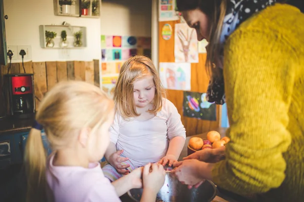 Genç kızların annelerinin köfte yapmasına yardım ettiği yakın plan..