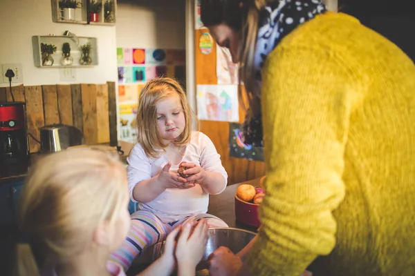 Genç kızların annelerinin köfte yapmasına yardım ettiği yakın plan..
