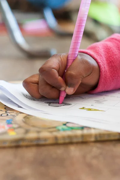 Närbild Blandad Ras Grundskolelärare Skriva Arbetsbok Skolan — Stockfoto