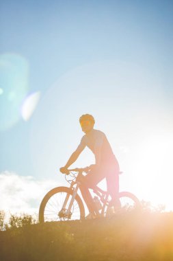 Bir dağ bisikletçisinin dağ bisikleti yolunda hızla giderken görüntüsünü kapatın.