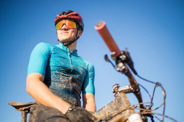 Bir dağ bisikletçisinin motosiklet pistindeki portresini yakından çek.