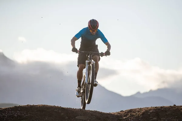 Zblízka Obraz Horského Cyklisty Který Sjíždí Kopce Horské Cyklostezce — Stock fotografie