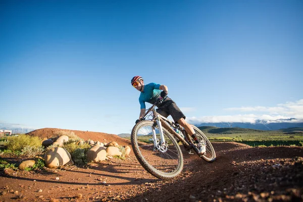 Wide Angle View Mountain Biker Speeding Downhill Mountain Bike Track — Stock Photo, Image