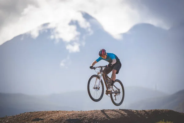 산악자전거가 산악자전거 트랙에서 내리막길을 달리는 모습을 가까이 — 스톡 사진