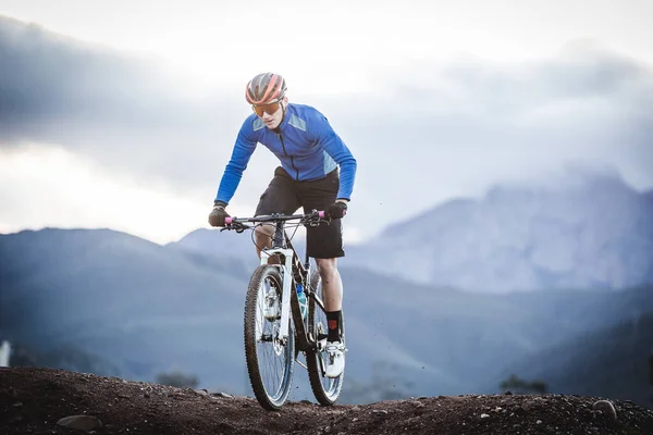 Zblízka Obraz Horského Cyklisty Který Sjíždí Kopce Horské Cyklostezce — Stock fotografie