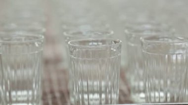 Üretim yönlü gözlük. / Bardak Konveyör taşıma.