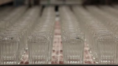 Üretim yönlü gözlük. / Bardak Konveyör taşıma.