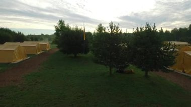 Turist çadır ormanın içinde. / Çadır, orman, yolları, havuz manzarası. Yeni bir gün şafak.