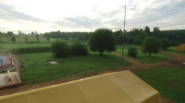 Turist çadır ormanın içinde. / Çadır, orman, yolları, havuz manzarası. Yeni bir gün şafak.