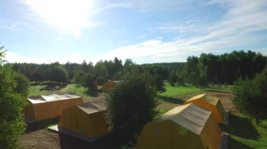 Turist çadır ormanın içinde. Çadır, orman, yolları, havuz manzarası. Yeni bir gün şafak.