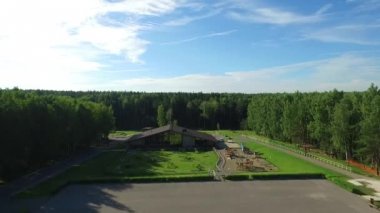 Ev ormanın içinde. / Ormanda evin havadan görünümü. Bahçesi. Güneşli gün.