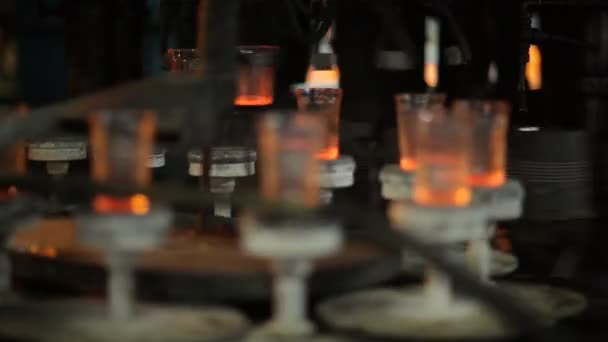 Παραγωγή Πολύπλευρη Γυαλιά Μηχανισμός Βάζει Θερμαινόμενα Κύπελλα Για Τον Ιμάντα — Αρχείο Βίντεο
