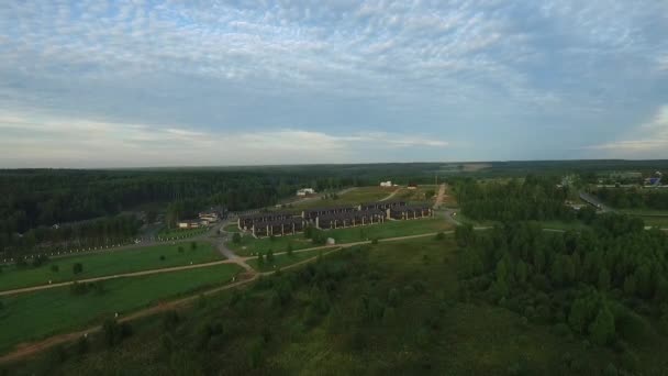 Casas Campo Floresta Estrada Entre Casas Floresta — Vídeo de Stock