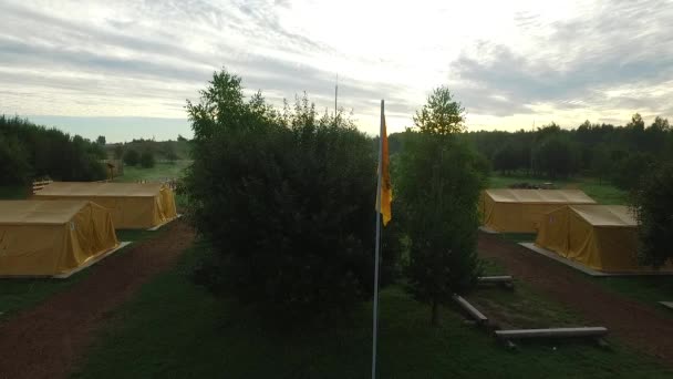 森林里的旅游帐篷 查看帐篷 游泳池 新的一天的黎明 — 图库视频影像