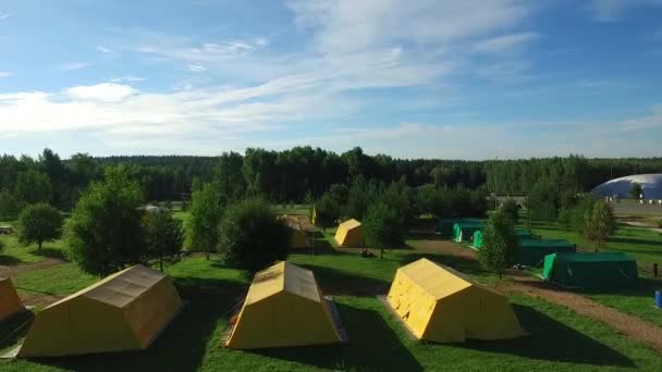Tentes touristiques dans la forêt. / Vue sur les tentes, la forêt, les sentiers, la piscine. L'aube d'un nouveau jour .