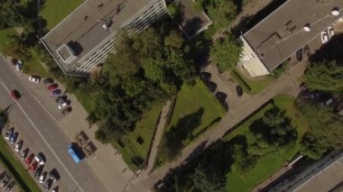 Çok katlı evler forest yakınındaki. / Motor yol. Kuş uçuş yüksekliği görünümünden.