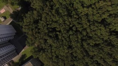 Çok katlı evler forest yakınındaki. / Motor yol. Kuş uçuş yüksekliği görünümünden.