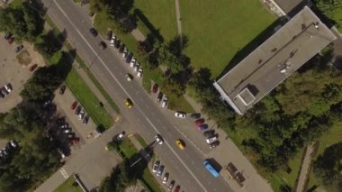 Çok katlı evler forest yakınındaki. / Motor yol. Kuş uçuş yüksekliği görünümünden.