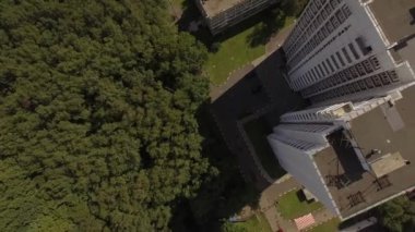 Çok katlı evler forest yakınındaki. / Motor yol. Kuş uçuş yüksekliği görünümünden.