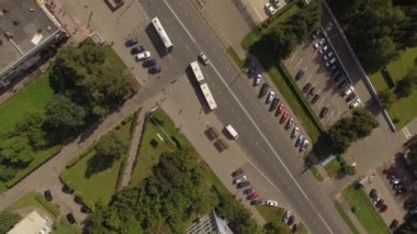 Çok katlı evler forest yakınındaki. Motor yol. / Kuş uçuş yüksekliği görünümünden.
