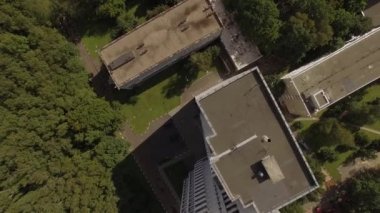 Moskova. İnsanların dostluk Üniversitesi. / Çeşme üniversiteye girişine yakın. Çok katlı evler forest yakınındaki. Motor yol. Kuş uçuş yüksekliği görünümden. Öğrenciler okula gitmek.