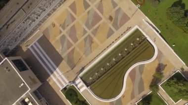 Moskova. İnsanların dostluk Üniversitesi. Kuş uçuş yüksekliği görünümden. Yolun University yakınındaki. Temizleyin, Sunny hava. Öğrenciler okula gitmek.