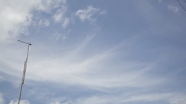 Stary Dom Cegły Antena Jasne Słoneczna Pogoda Chmury Niebie — Wideo stockowe