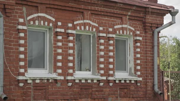 Old House Red White Bricks Three Windows House Wind Rustles — Stock Video