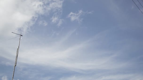 旧砖房 电视天线 晴朗的天气 天空中的云彩 — 图库视频影像