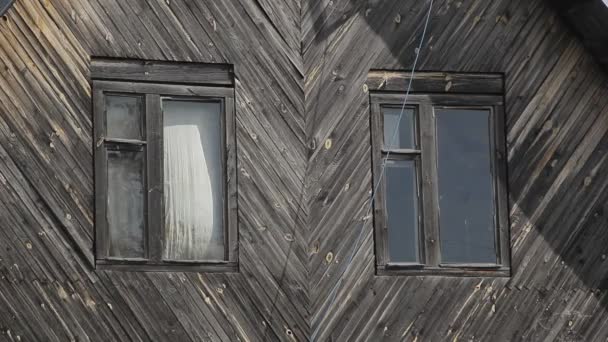 Holzhaus Die Fenster Haus Der Draht Hängt Vom Dach — Stockvideo