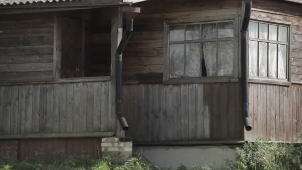 Вход Старый Деревянный Дом Солнечная Ясная Погода — стоковое видео