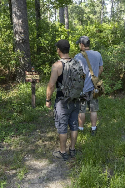 Medelålders Män Väg Skogen Mil Vandring Att Utforska Nya Stigar — Stockfoto