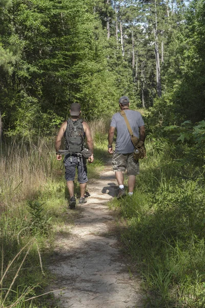 Medelålders Män Väg Skogen Mil Vandring Att Utforska Nya Stigar — Stockfoto