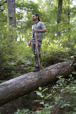 Orta yaş adam ormandaki yeni yollar keşfetmek 50 mil Trek bir oturum ayakta