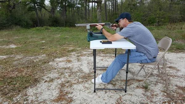 Homem Avistando Sua Espingarda Alcance Rifle Local Preparando Para Próxima — Fotografia de Stock