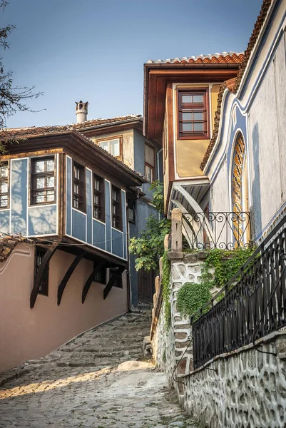 伝統的な家屋や石畳の通り古いブルガリアのプロブディフの町 — ストック写真