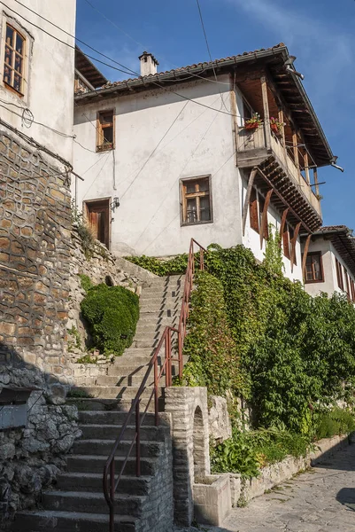 Casco Antiguo Empedrado Calle Casas Tradicionales Vista Veliko Tarnovo Bulgaria —  Fotos de Stock