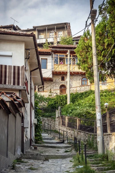 老镇鹅卵石街道和传统房子看法大特尔诺沃市大特尔诺沃保加利亚 — 图库照片