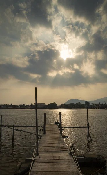 Vista Del Paisaje Del Muelle Del Río Atardecer Ciudad Kampot — Foto de Stock
