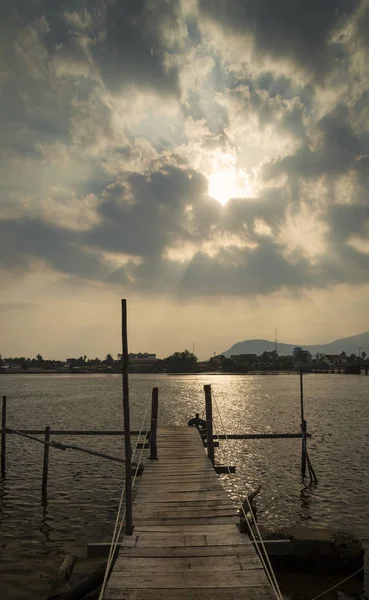 Pier Říční Krajiny Pohled Při Západu Slunce Kambodži Městě Kampot — Stock fotografie