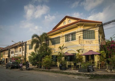 eski Fransız Sömürge mimarisi binalar kampot şehir sokakta Kamboçya