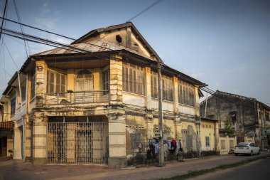 eski Fransız Sömürge mimarisi binalar kampot şehir sokakta Kamboçya