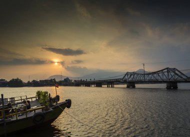 Simgesel Yapı eski köprünün ve gün batımında nehirde kampot Kamboçya