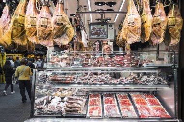 ünlü la boqueria Market barcelona İspanya Chorizo ve jamon serrano tezgahları