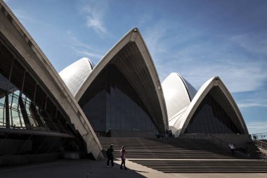 Avustralya'da güne göre ünlü sydney opera binası landmark dış mimari detay
