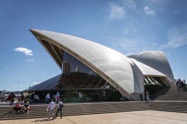 Avustralya'da güne göre ünlü sydney opera binası landmark dış mimari detay