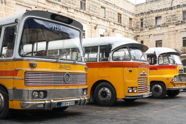 Vintage turuncu İngiliz bedford otobüs la valletta eski kasaba Malta sokak