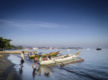 Doğu timor leste dili plajda geleneksel Asya ahşap longtail balıkçı tekneleri ile sahil