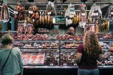 la boqueria Pazar barcelona İspanya geleneksel tedavi et ve sosis Dükkanı