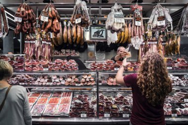 la boqueria Pazar barcelona İspanya geleneksel tedavi et ve sosis Dükkanı